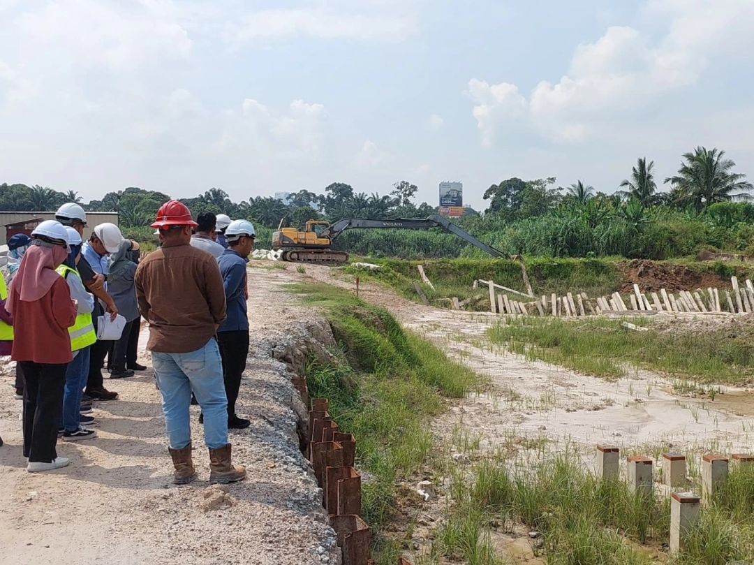 LAWATAN TAPAK PROJEK TEBATAN BANJIR OLEH PENGARAH JPS NEGERI SELANGOR