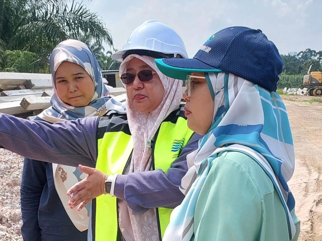 LAWATAN TAPAK PROJEK TEBATAN BANJIR OLEH PENGARAH JPS NEGERI SELANGOR