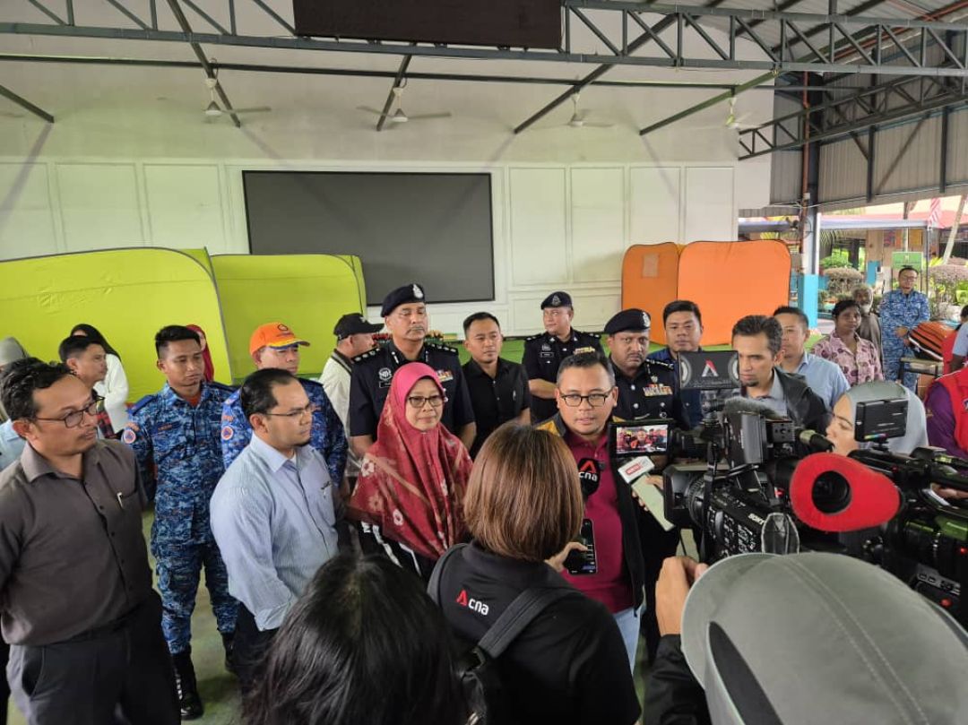 LAWATAN DATO' MENTERI BESAR SELANGOR KE PPS SK SUNGAI BINJAI