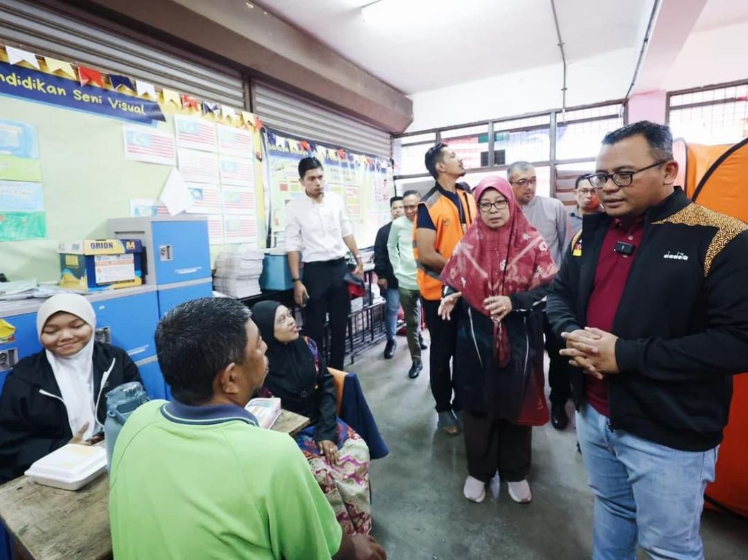 LAWATAN DATO' MENTERI BESAR SELANGOR KE PPS SK SUNGAI BINJAI