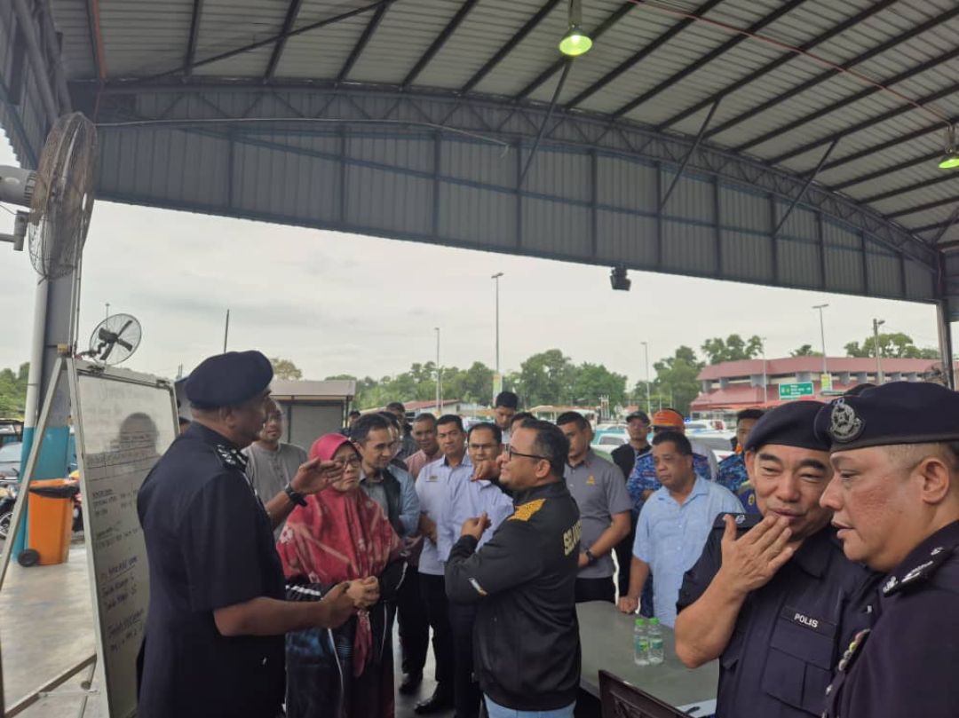 LAWATAN DATO' MENTERI BESAR SELANGOR KE PPS SK SUNGAI BINJAI