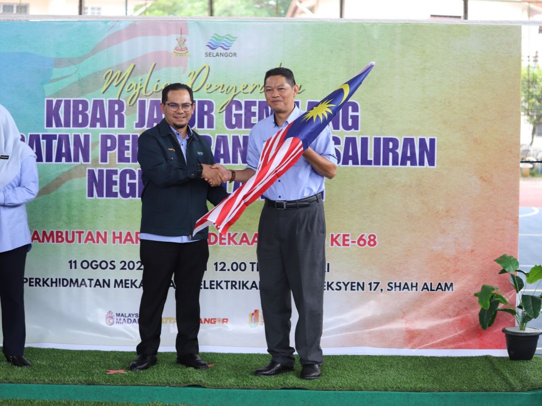 MAJLIS PENYERAHAN KIBAR JALUR GEMILANG JABATAN PENGAIRAN DAN SALIRAN NEGERI SELANGOR